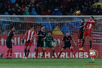 Aun con cinco defensas, la línea de atrás del Athletic ha sufrido. (NAIZ.EUS)