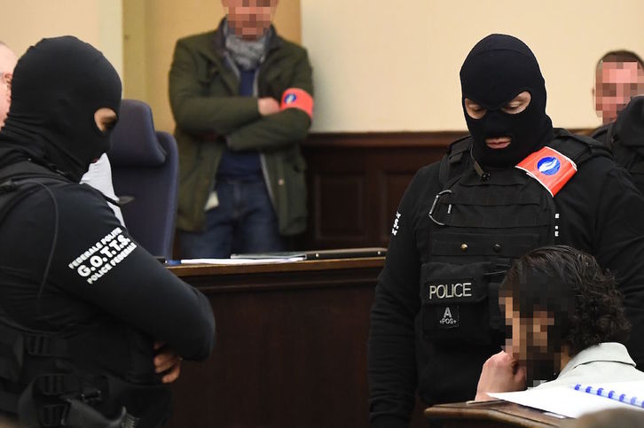 Salah Abdeslam, sentado, al inicio del juicio en Bruselas. (Emmanuel DUNAND/AFP)