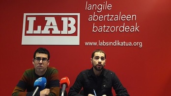 Los responsables del LAB Urtzi Ostolozaga e Imanol Karrera, en su intervención sobre la banca pública para Nafarroa. (LAB)