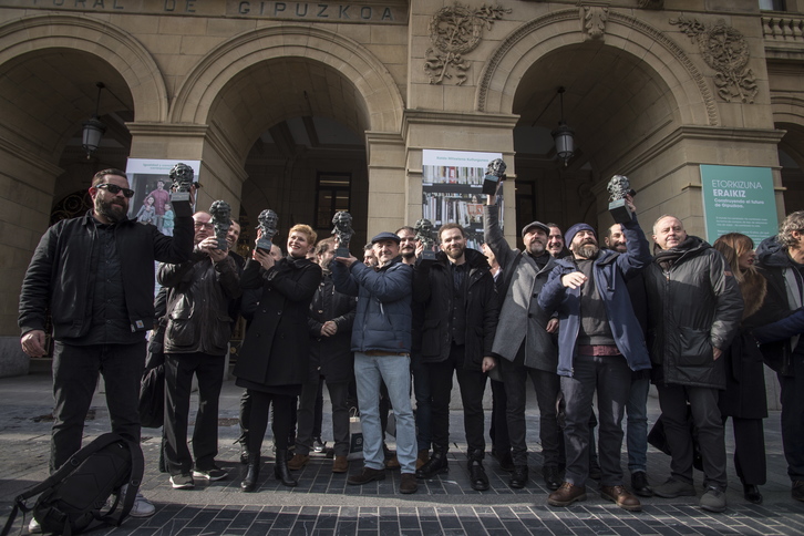El plantel de ‘Handia’, a las puertas de la Diputación de Gipuzkoa. (Jon URBE / ARGAZKI PRESS)