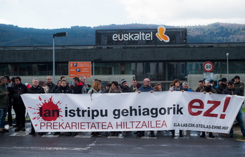 Euskal Herriko gehiengo sindikalak lan istripuen aurkako elkarretaratzea egin du Zamudion. (Luis JAUREGIALTZO / ARGAZKI PRESS)
