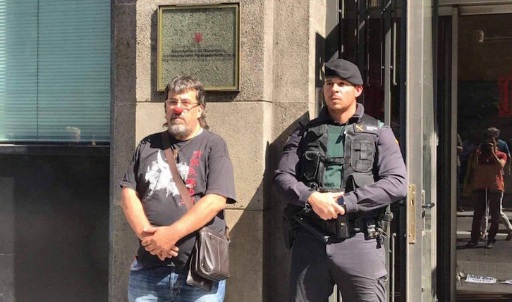 Esta imagen de Pesarrodona junto a un guardia civil se hizo viral. 