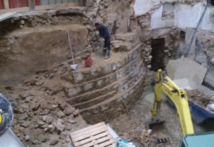 Restos de la torre localizados durante las obras en el antiguo hotel Quintana de la plaza del Castillo.