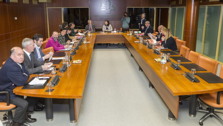 Los representantes de los partidos, durante la reunión de la ponencia de autogobierno. (Juanan RUIZ/ARGAZKI PRESS)