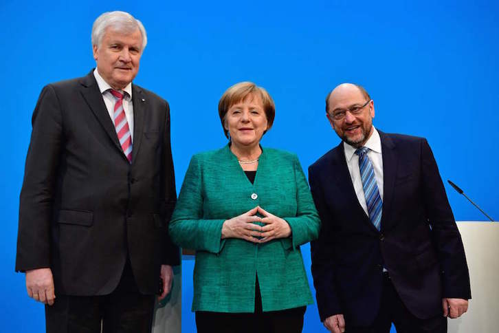 Christian Social (CSU), Angela Merkel (CDU) y Martin Schulz (SPD) han comparecido para dar cuenta del acuerdo. (Tobias SCHWARZ/AFP)