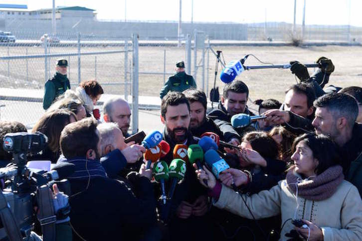 Roger Torrent habla para la prensa en el exterior de la cárcel de Estremera. (PIERRE-PHILIPPE MARCOU / AFP)