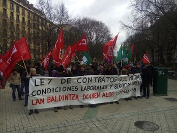 Concentración de los sindicatos CCOO, ELA y LAN pidiendo cláusulas sociales en la nueva Ley de Contratos Públicos.