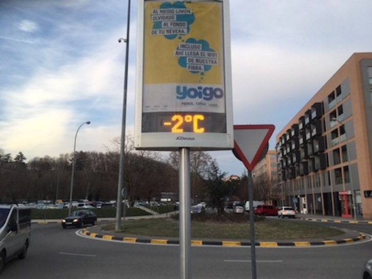 El termómetro de calle marca -2 grados en Arrotxapea, aunque la sensación térmica es de -6.