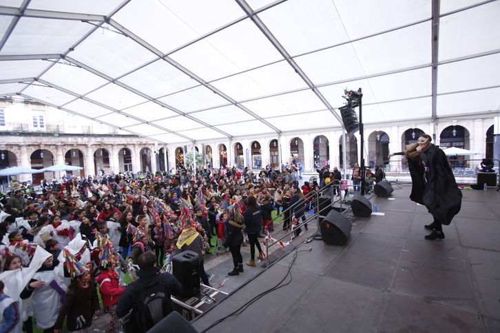 Eskoletako umeak plaza Barrian elkartu dira goizean. (Bilboko Udala)
