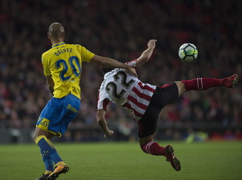 Raúl García, junto a Gálvez, durante un lance del encuentro. (Marisol RAMIREZ / ARGAZKI PRESS)