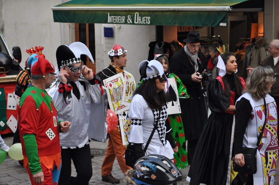 Noski, karta jokoak ere han ziren.