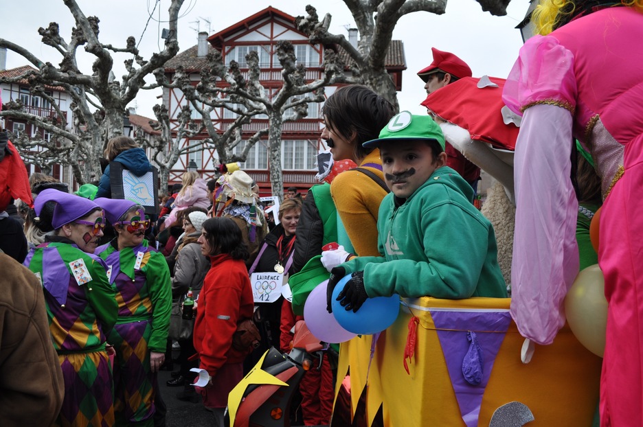 Ihauteri koloretxuak izan dira.