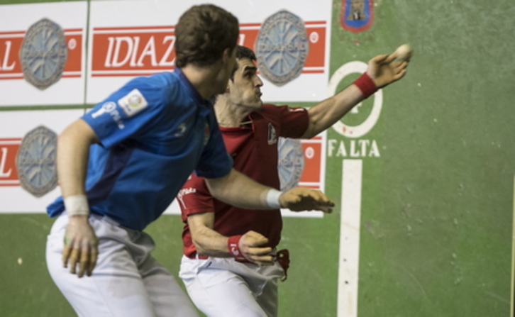 Joseba Ezkurdia pilota gantxoz astintzen. (Jagoba MANTEROLA/ARGAZKI PRESS)