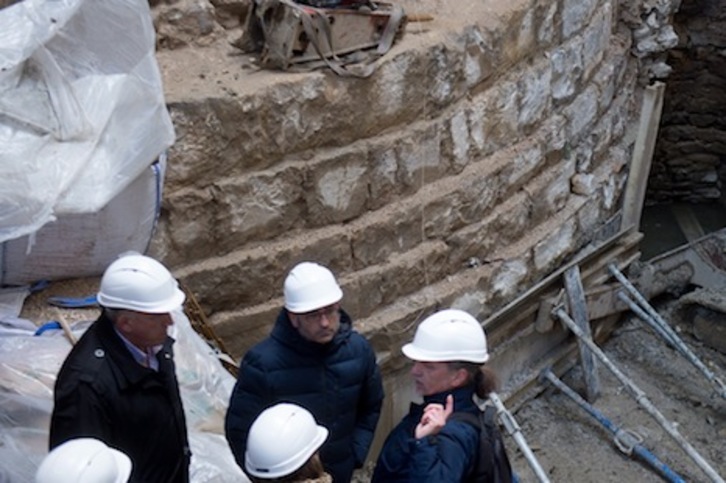 El alcalde Asiron y el concejal Abaurrea, en su visita a los restos hallados en la plaza del Castillo. (Iñigo URIZ/ARGAZKI PRESS)