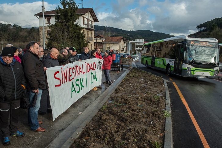 Concentración del comité de empresa de Pesalur en denuncia del último accidente laboral mortal. (Monika DEL VALLE / ARGAZKI PRESS)
