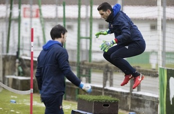 Sergio Herrera, en pleno entrenamiento en Taxoare. (OSASUNA)