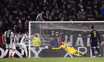 Higuain ha marcado el 2-0 de penalti antes del minuto 10. (Marco BERTORELLO / AFP) 