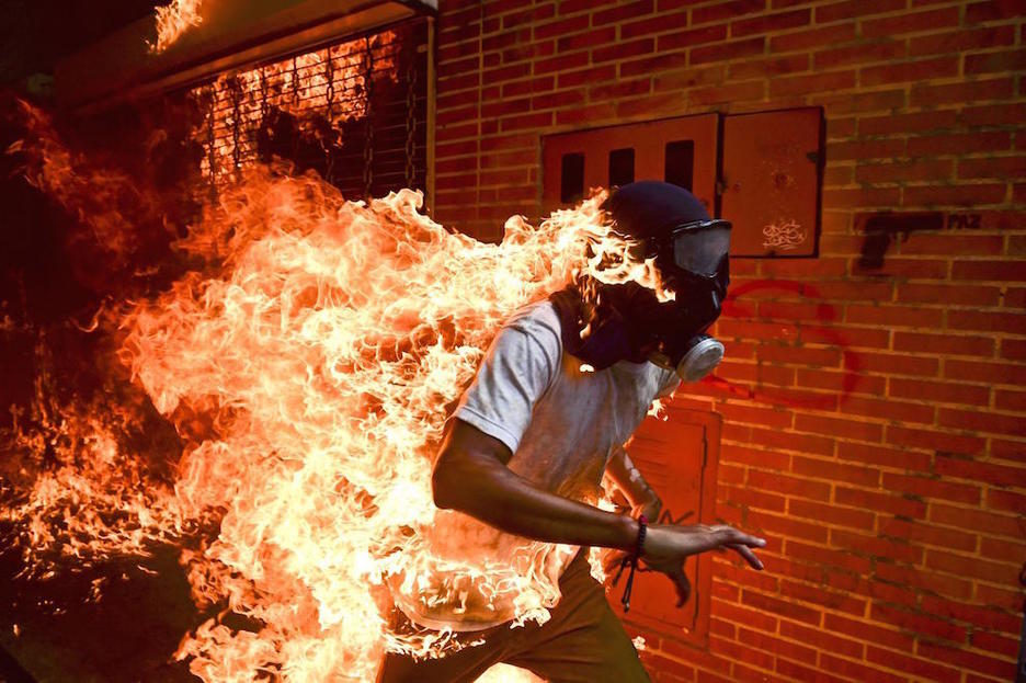 José Víctor Salazar coge fuego en los enfrentamientos de Venezuela. (Ronaldo SCHEMIDT)