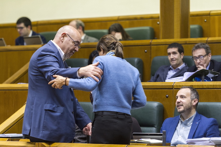 Pastor (PSE) y Garrido (PP), de visita en la bancada del PNV. (Juanan Ruiz / ARGAZKI PRESS)