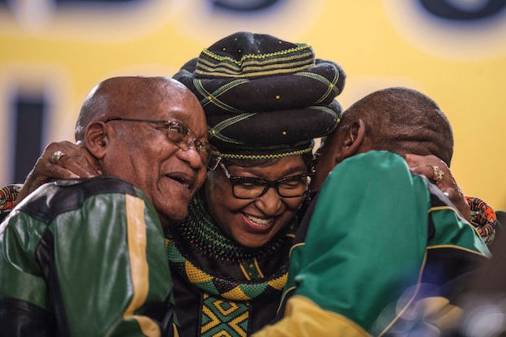 En esta imagen del pasado diciembre, Zuma se abraza con Winnie Mandela y Cyril Ramaphosa. (MUJAHID SAFODIEN / AFP)  