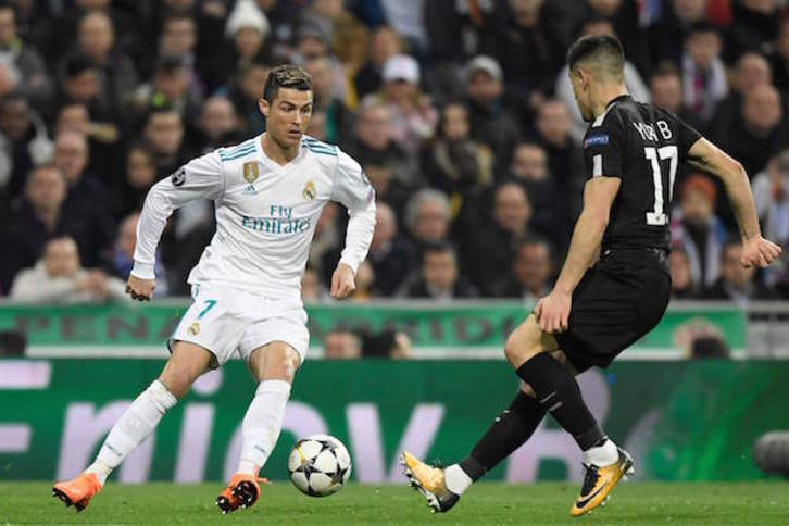 El zarauztarra Yuri Berchiche trata de frenar el avance de Cristiano. (GABRIEL BOUYS / AFP)