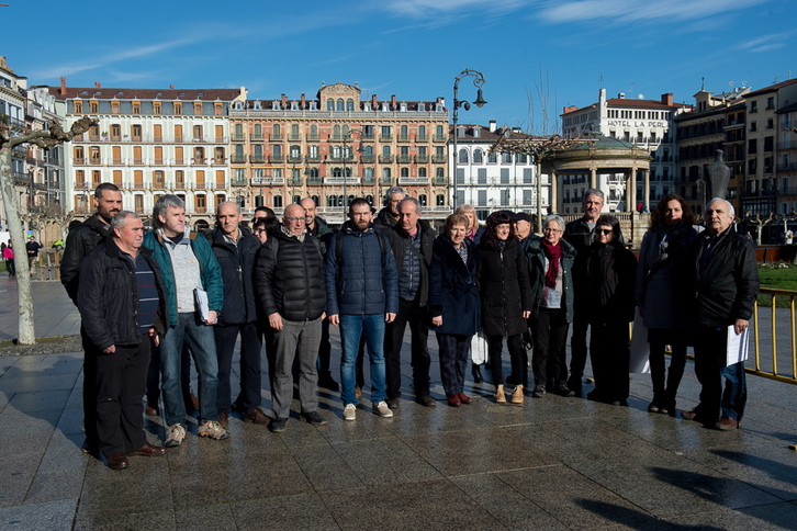 Denuncia frente a la Policía Foral por las agresiones a monumentos de víctimas del franquismo. (Iñigo URIZ / ARGAZKI PRESS) 