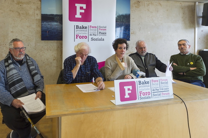 El Foro Social ha presentado «Hitzorduak» en Gasteiz. (Juanan RUIZ/ARGAZKI PRESS)