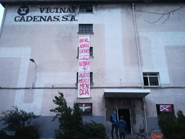 Ante la amenaza de destrucción del edificio del antiguo archivo de Vicinay Cadenas y la falta de actuación del Ayuntamiento, vecinas y vecinos de Deustuibarra protegen este equipamiento del expolio. (@goikodeustu)