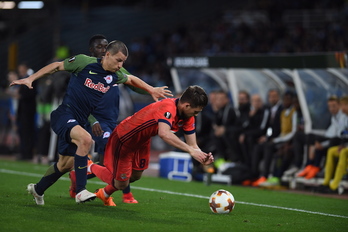 Januzaj cae al suelo ante la presión de dos rivales. (Jon URBE / ARGAZKI PRESS)