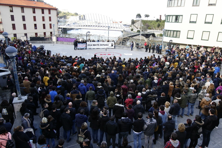 Ehunka lagun batu dira Ondarroan Ekai gazte transexualari azken agurra emateko. (Aritz LOIOLA / ARGAZKI PRESS)