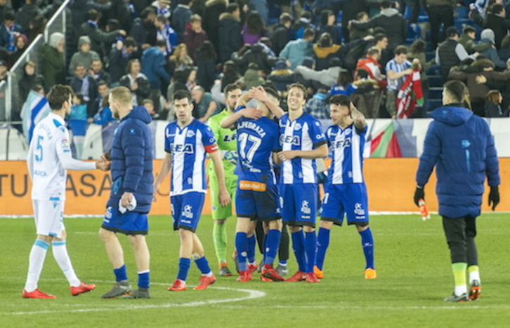 Los jugadores celebran la victoria al final del encuentro. (Juanan RUIZ / ARGAZKI PRESS)