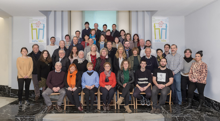 Herri galdeketaren aurkezpeneko familia-argazkia. (NAIZ.EUS)