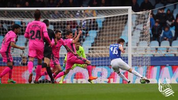 Canales dispara para hacer el tercer gol de la Real. (@RealSociedad)
