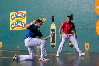 Ezkurdia pilota astintzen (Iñigo URIZ/ARGAZKI PRESS)