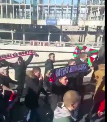 Aficionados del Athletic entrando al Wanda Metropolitano.