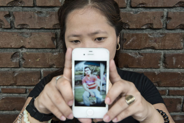 Harrah Kauzo, Katrina Polo y Nanette Castillo enseñan la foto de su marido.