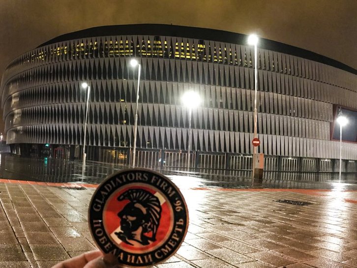 Imagen difundida en su cuenta en twitter por seguidores del Spartak confirmando su presencia en Bilbo con San Mamés al fondo. (@Gladiators_Firm)