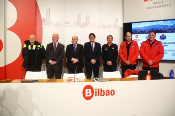 Representantes de la Ertzaintza, Policía municipal y Ayuntamiento han informado sobre el dispositivo policial para este jueves. (Bilboko Udala)