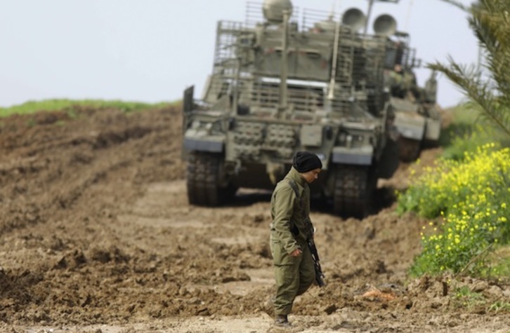 Un soldado israelí patrulla en una zona cercana a la frontera con Gaza. (Menahem KAHANA/AFP)
