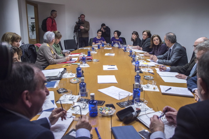 Reunión entre Lakua, Confebask, LAB, CCOO y UGT para abordar el problema de la brecha salarial. (Marisol RAMÍREZ / ARGAZKI PRESS)