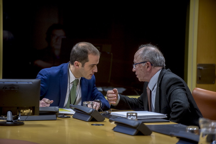 Inigo Ansola y Luis Muñoz Jimenez, directores de EVE y Shesa, respectivamente, han comparecido en el Parlamento de Gasteiz. (Jaizki FONTANEDA / ARGAZKI PRESS) 