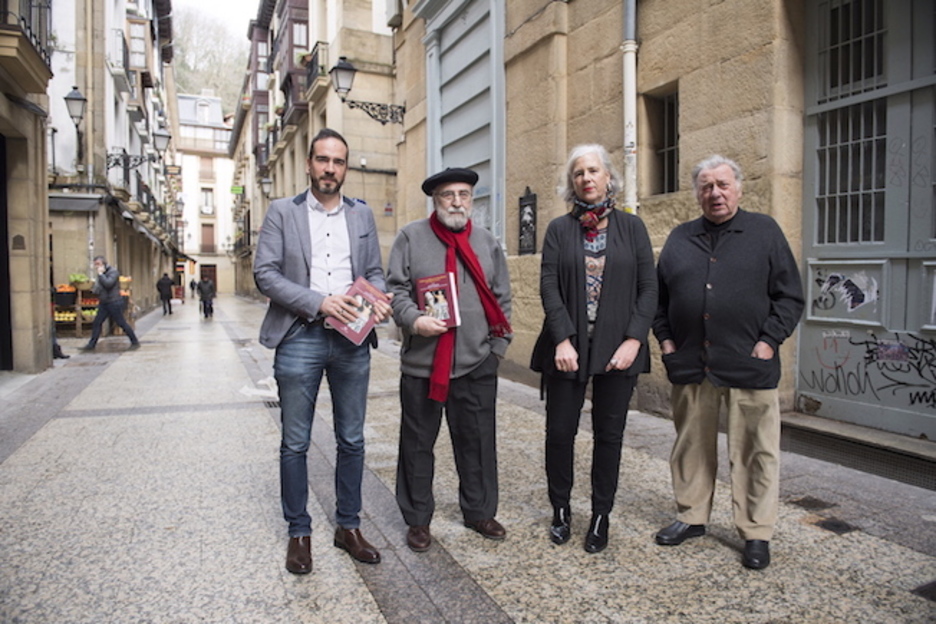 Iñaki Soto, Pako Letamendia, Garbiñe Biurrun eta Antxon Lafont, liburuaren aurkezpenean. (Juan Carlos RUIZ/ARGAZKI PRESS)