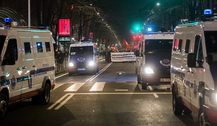 Manifestación antifascista custodiada por la Ertzaintza. (Luis JAUREGIALTZO / ARGAZKI PRESS)