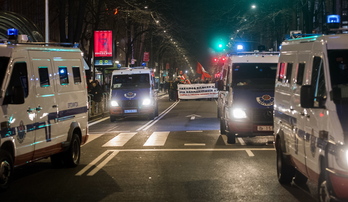 Manifestación antifascista custodiada por la Ertzaintza. (Luis JAUREGIALTZO / ARGAZKI PRESS)