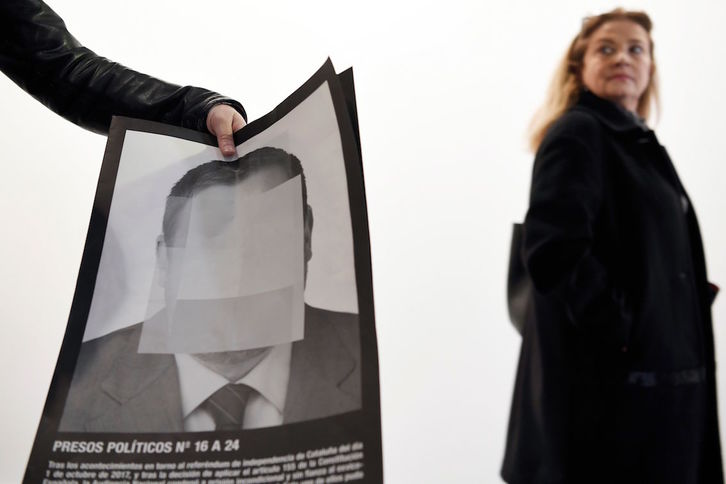 Una de las fotografías que componen la muestra ‘Presos políticos’ de Santiago Sierra. (Gabriel BOUYS/AFP)