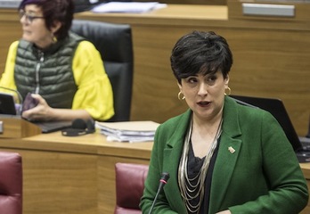 La consejera Solana, respondiendo a una pregunta en el pleno del Parlamento. (Jagoba MANTEROLA/ARGAZKI PRESS)
