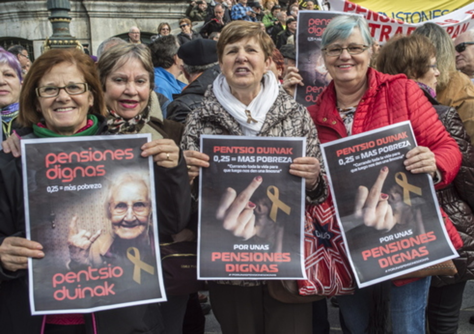 Tres mujeres sostienen unos carteles que no dejan lugar a las medias tintas. (Marisol RAMÍREZ / ARGAZKI PRESS)