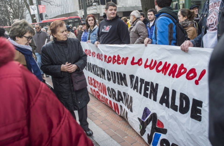 Jóvenes de Ernai muestran su apoyo a los pensionistas. (Marisol RAMÍREZ / ARGAZKI PRESS) Jóvenes de Ernai muestran su apoyo a los pensionistas. (Marisol RAMÍREZ / ARGAZKI PRESS)