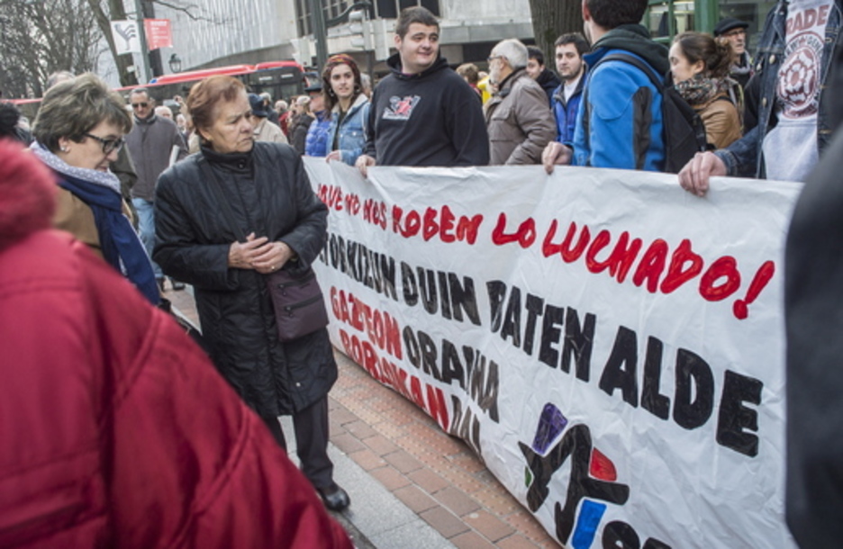 Jóvenes de Ernai muestran su apoyo a los pensionistas. (Marisol RAMÍREZ / ARGAZKI PRESS)