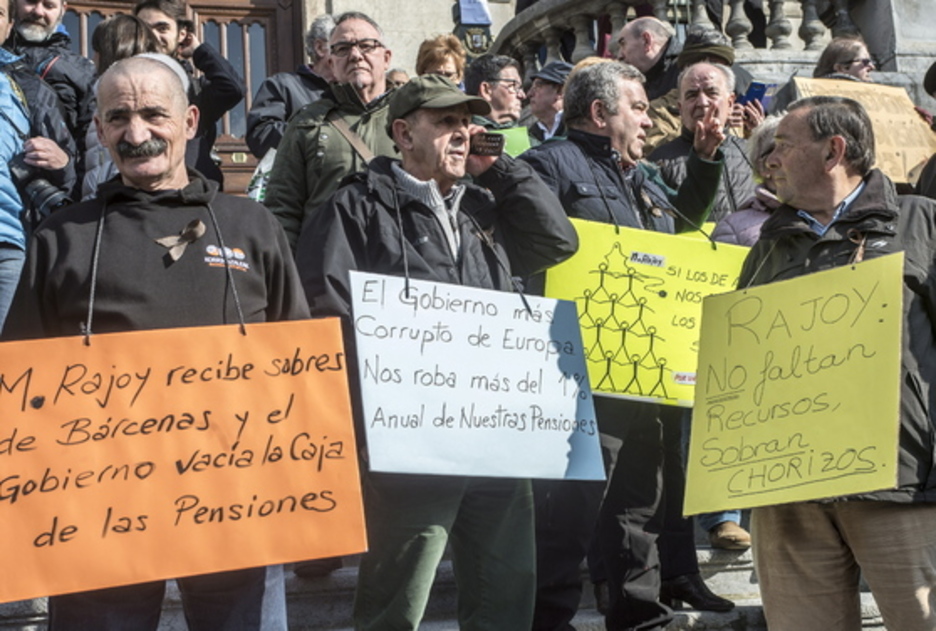 Cartulina y rotuladores para dejar claras las demandas. (Marisol RAMÍREZ / ARGAZKI PRESS)